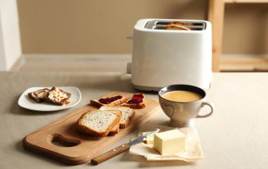 Tereyağı kahve ve tost ile kompozisyon 