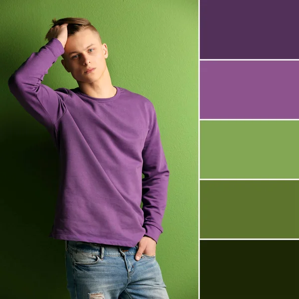 Junger Mann im fliederfarbenen Sweatshirt — Stockfoto