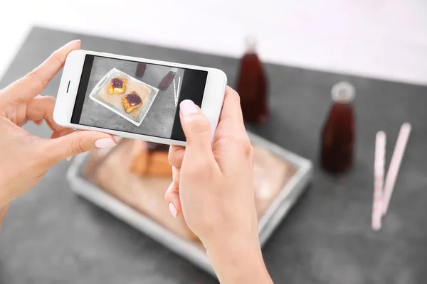 Donna che fotografa cibo con smart phone — Foto Stock