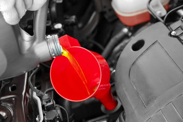 Engine oil pouring from canister — Stock Photo, Image