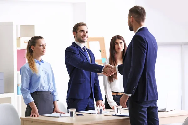 Empleador y solicitante estrechando las manos después de la entrevista — Foto de Stock