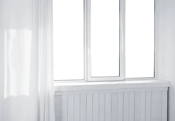 Janela de quarto com cortina de luz — Fotografia de Stock