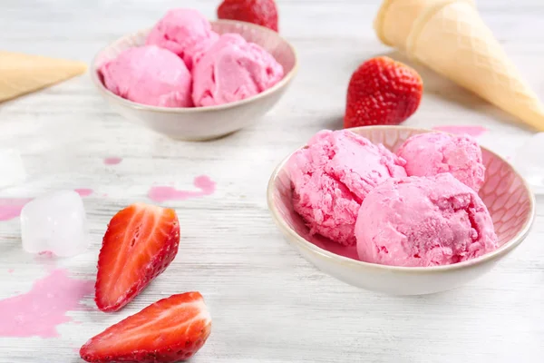Delicioso helado con fresa — Foto de Stock