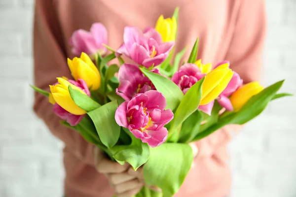 Frau mit Strauß Tulpen — Stockfoto