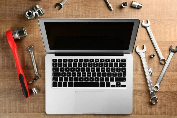 Laptop und Werkzeuge für die Autoreparatur — Stockfoto
