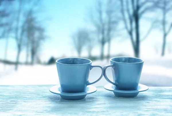 Tassen aromatischer Tee auf der Fensterbank. — Stockfoto