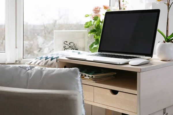 Kreativ arbetsplats med laptop — Stockfoto