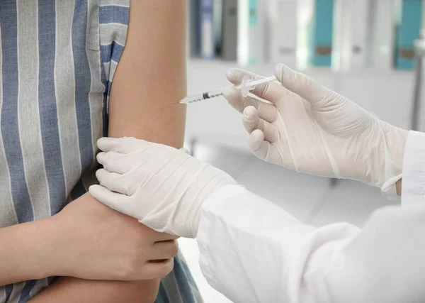 年轻女孩注射疫苗 — 图库照片