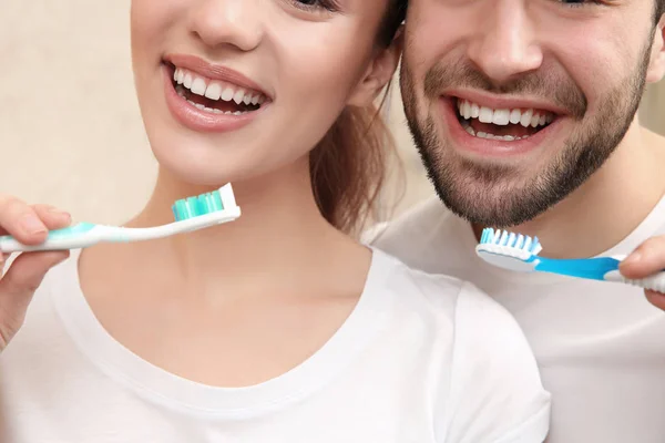 Jeune couple brossant les dents — Photo