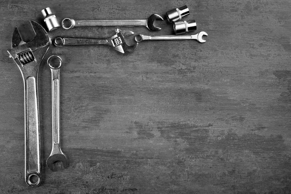 Instelling voor tools op grijze tafel, bovenaanzicht — Stockfoto