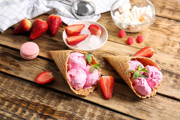 Strawberry ice - cream cones — Stockfoto