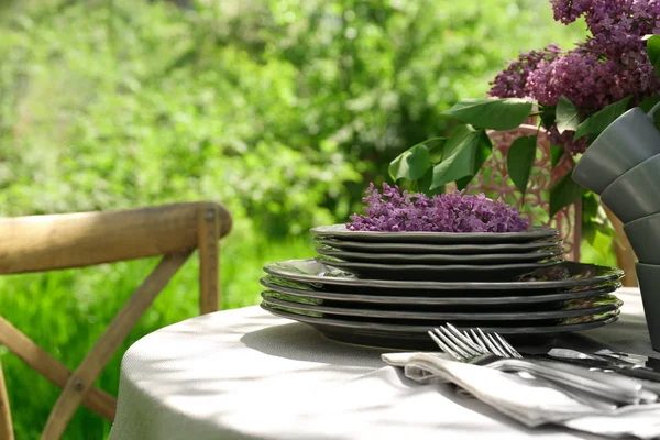 食器とライラック色の花のセット — ストック写真