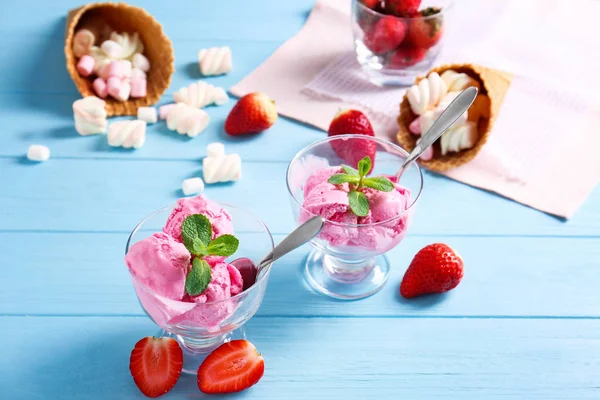 Heerlijk ijs met aardbeien — Stockfoto
