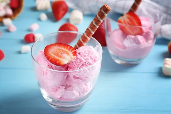 Délicieuse glace à la fraise — Photo