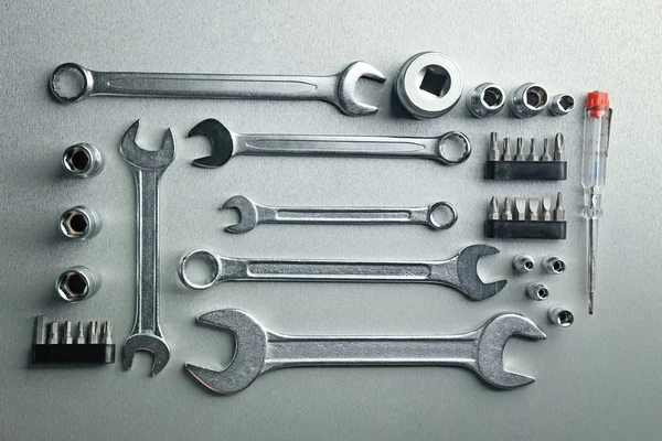 Ajuste de herramientas para la reparación de automóviles sobre fondo claro —  Fotos de Stock