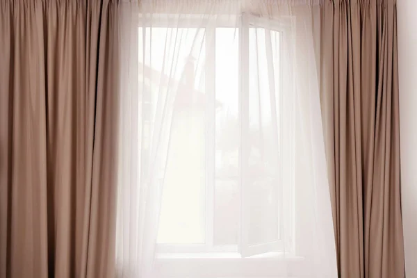 Ventana con cortinas de luz — Foto de Stock