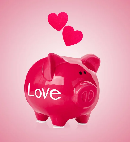 Piggy banco e coração no fundo de cor — Fotografia de Stock