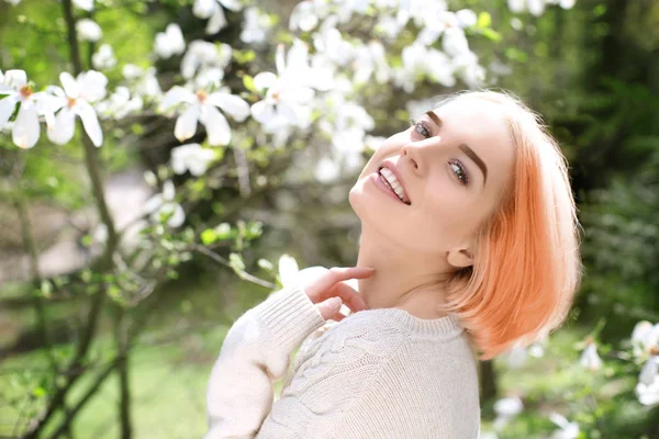 Jonge vrouw met geverfd abrikoos haren — Stockfoto