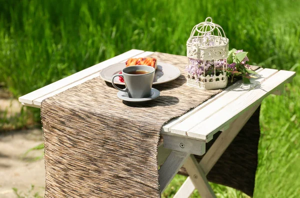 Mesa con desayuno en el jardín —  Fotos de Stock