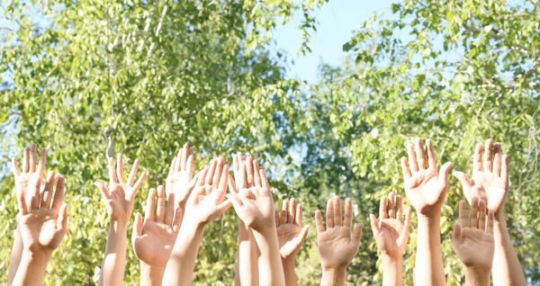 Unga människor att sätta händerna i luften — Stockfoto