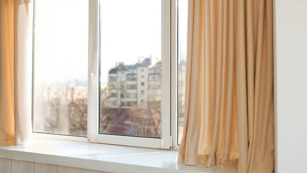 Janela com cortinas de luz — Fotografia de Stock