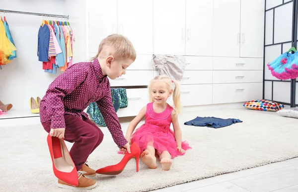 Kids playing in wardrobe — Stock Photo, Image