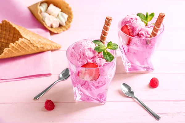 Delicious ice-cream with strawberry — Stock Photo, Image