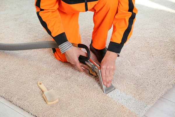 Employee removing dirt in flat — Stock Photo, Image