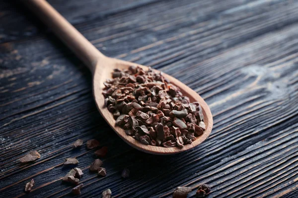 Houten lepel met cacao nibs — Stockfoto