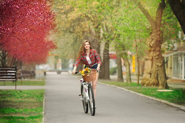 Jeune femme souriante avec vélo — Photo