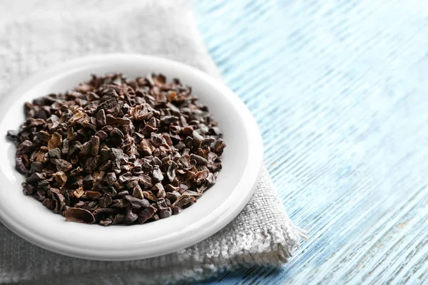 Plaat met cacao nibs — Stockfoto