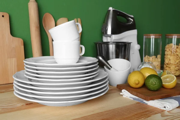 Кухонные принадлежности и посуда — стоковое фото