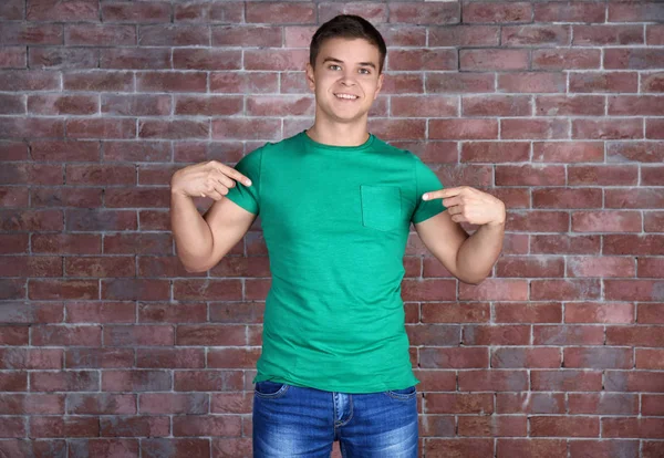 Man in lege groen t-shirt — Stockfoto
