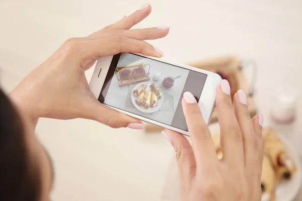 Kvinna som fotograferar mat med smart telefon — Stockfoto