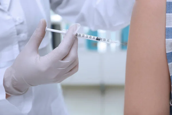 Ung jente som får vaksinasjon – stockfoto