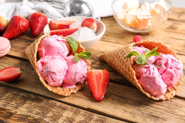 Strawberry ice – grädde strutar — Stockfoto