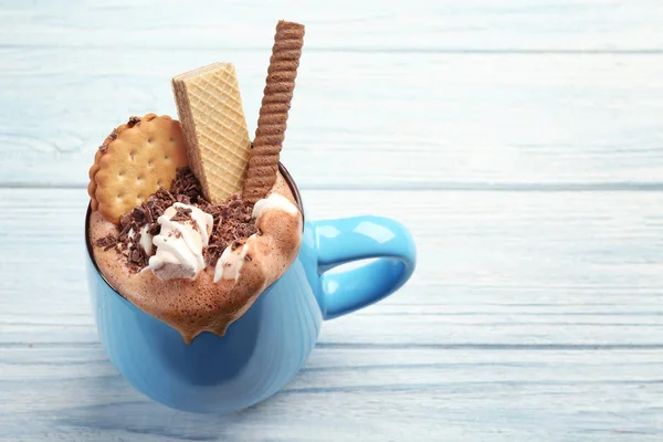 Кубок з смачним напоєм какао та солодощі — стокове фото