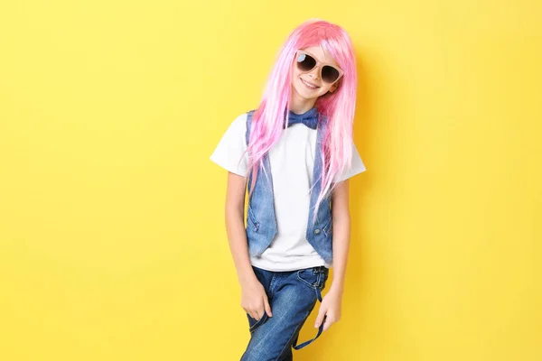 Κορίτσι στο ροζ περούκα θέτοντας — Φωτογραφία Αρχείου