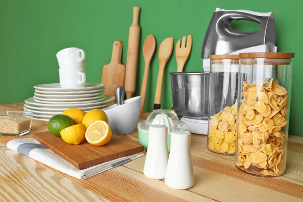 Кухонные принадлежности и посуда — стоковое фото