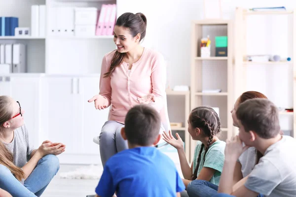 Profesora impartiendo clases en la escuela —  Fotos de Stock