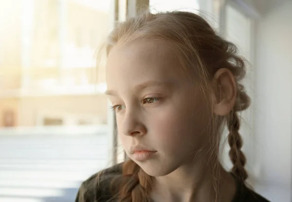 Petite fille triste près de la fenêtre — Photo