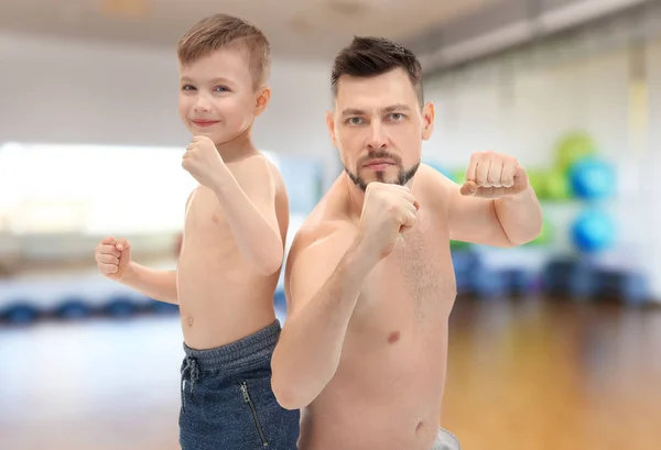 Vader en zoon in sportschool — Stockfoto