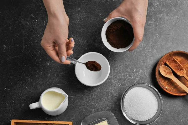 Wanita membuat kopi dengan mentega — Stok Foto