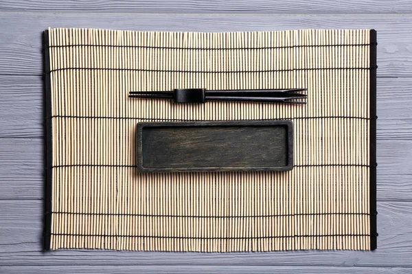 Empty rectangular wooden plate and chopsticks — Stock Photo, Image