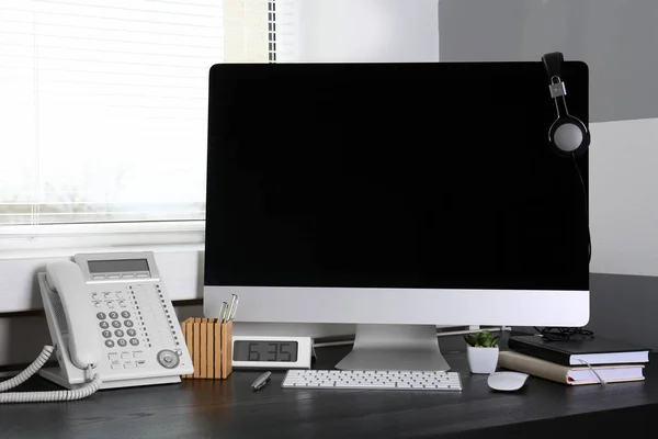 Comodo posto di lavoro con il computer — Foto Stock