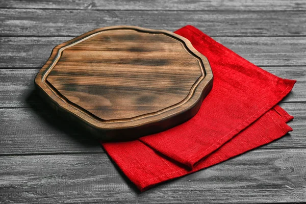Tablero de madera vacío y servilleta — Foto de Stock