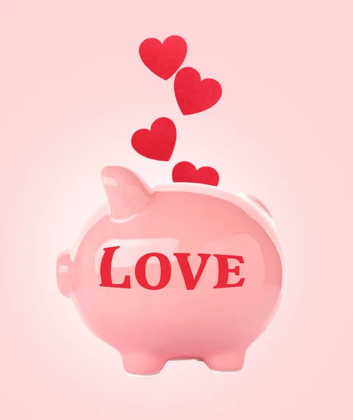 Piggy banco e coração no fundo de cor — Fotografia de Stock