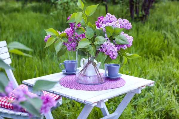 Квіти бузку на столі — стокове фото