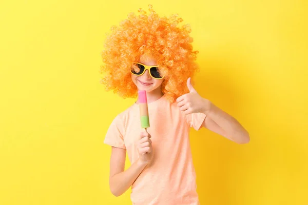 Menina em peruca laranja segurando sorvete — Fotografia de Stock