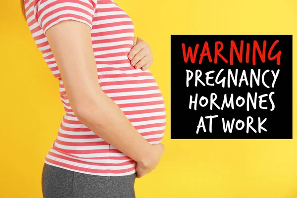 여자와 텍스트 경고, 직장에서 임신 호르몬 — 스톡 사진